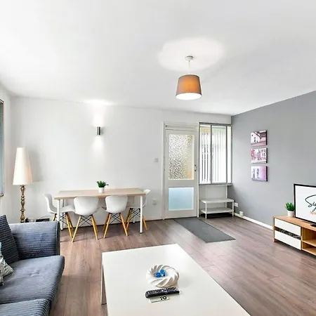 3br Duplex - Uni - Apartment *